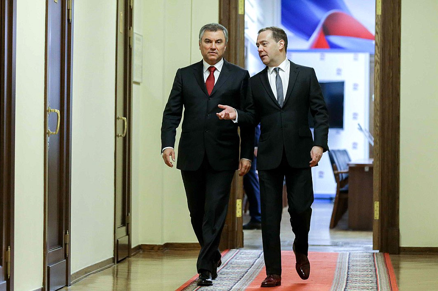 Володин и Медведев в кулуарах.png Володин и Медведев в кулуарах.png