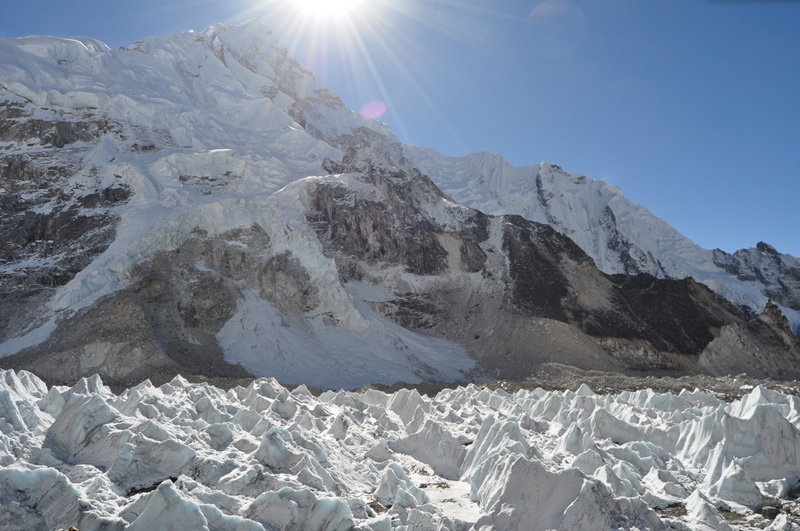 Насладиться свежим воздухом и пейзажами Эвереста в Гималаях.