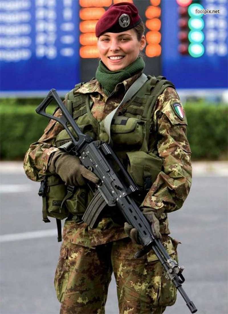 Красивые девушки в военной форме Девушки на службе в армии фото 1