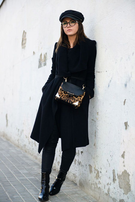 Модель в черном классическом пальто, сумка леопардовой расцветки и черная кепи
