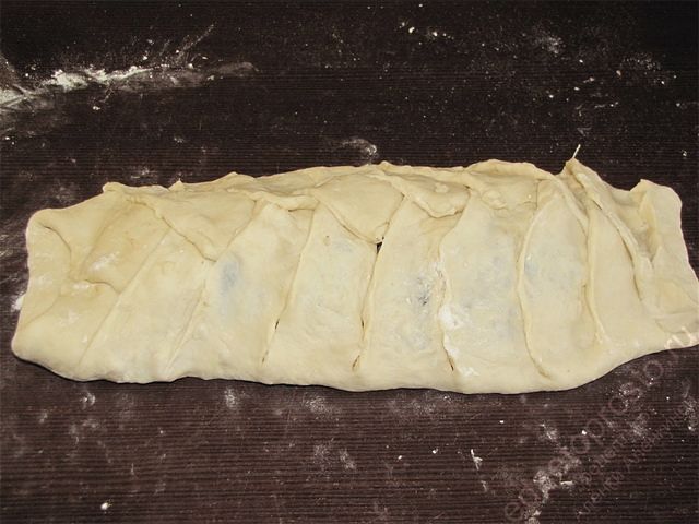 Крепко защипываем верхние и нижние края. пошаговое фото приготовления кулебяки