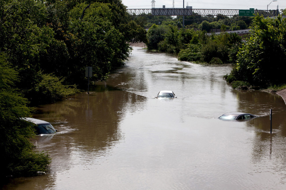 Машины после затопления, Техас