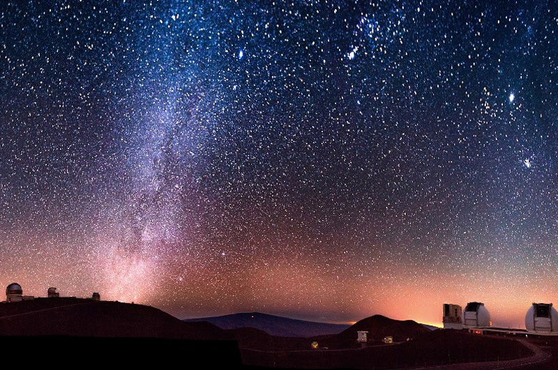 Подняться вечером на самую высокую точку в штате Гавайи, а заодно и одно из самых лучших мест в мире для астрономических наблюдений — вулкан Мауна-Кеа, и посмотреть на звездное небо.