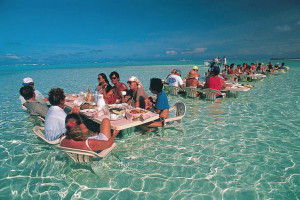 21)	В ресторане в море на Бора-Бора