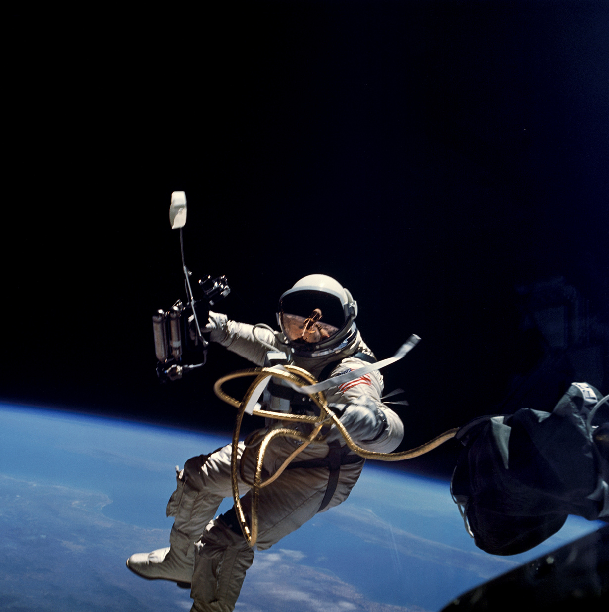Астронавт Эдвард Хиггинс Уайт во время первого выхода американцев в открытый космос. (NASA on The Commons)