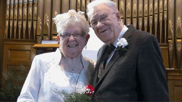 75 лет назад они впервые поцеловались. Много лет были вместе. и вот наконец женятся. Так что устроить свадьбу никогда не поздно