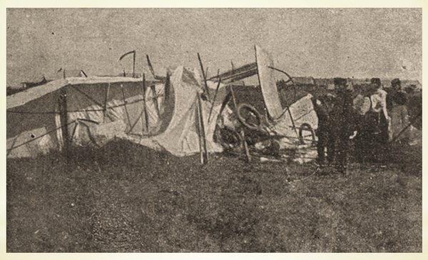 Обломки разбитого Фармана, на котором летели Слюсаренко и Шиманский.// Фото из архива автора.