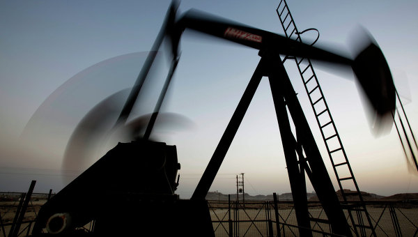 Добыча нефти. Архивное фото Годовой бизнес-план "Роснефти" рассчитан исходя из цены нефти в $40-60