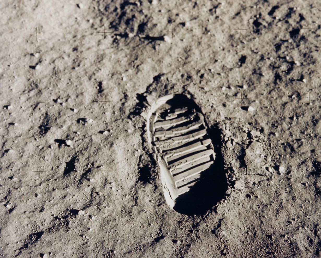 20 июля 1969 года. След Базза Олдрина на Луне. Астронавт сделал снимок отпечатка своего ботинка на лунной почве во время прогулки по спутнику Земли. Олдрин выполнял обязанности одного из членов экипажа миссии «Аполлон-11» — первую в истории человечества пилотируемую посадку на Луну. (NASA on The Commons)