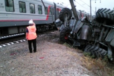 В Краснодарском крае столкнулись пассажирский поезд и комбайн