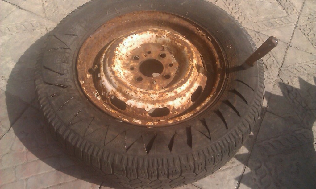 ваза из шины,мастер классс,мк,ваза из покрышки.вазон из автопокрышки,клумбы для цветов из старых автомобильных покрышек,своими руками.обустройство приусадебного участка,идеи для дачи,цветочные вазы из отходных материалов,идеи для сада,двора,напольные вазы