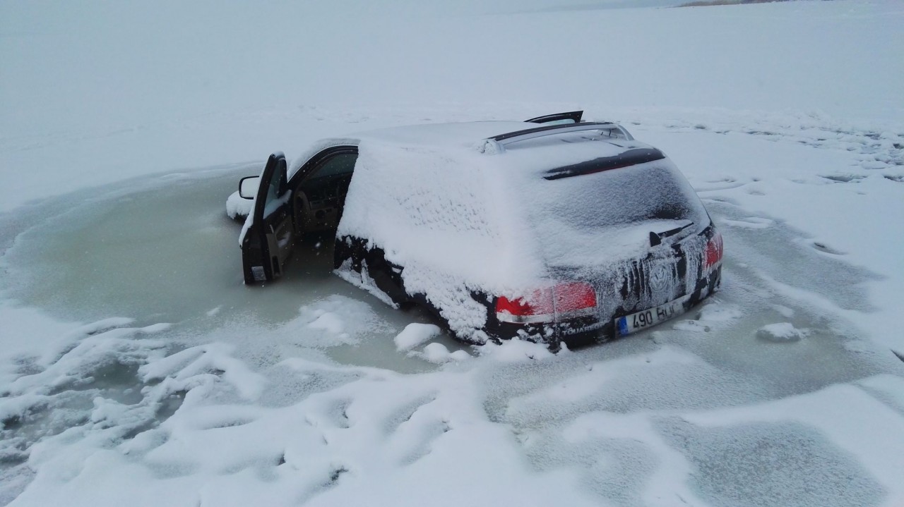В Эстонии автовладелец решил прокатиться по тонкому льду touareg, volkswagen, лед
