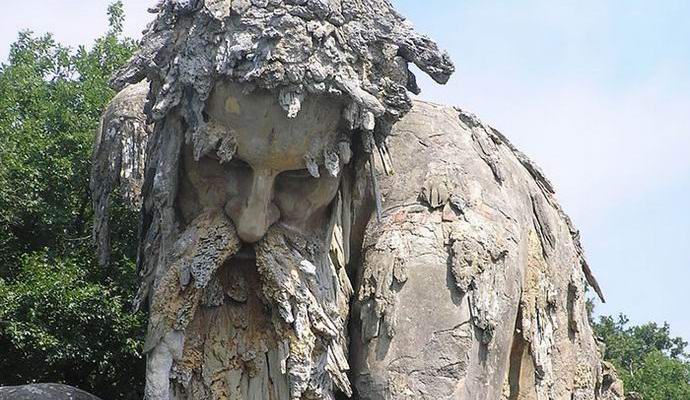 Мистическая итальянская скульптура в скале