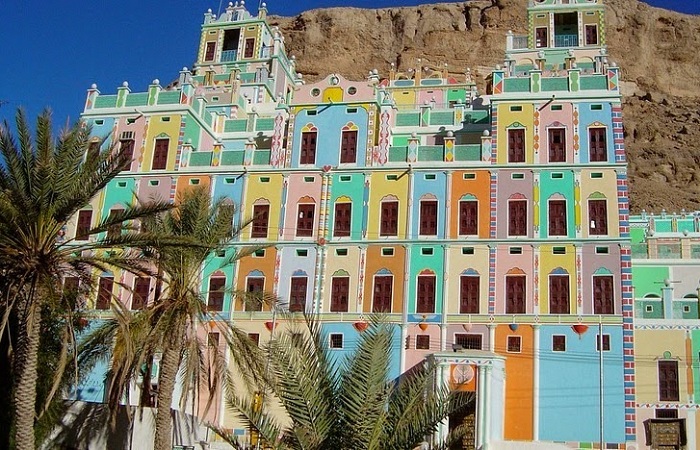 Al-Khurayba - город с разноцветными домами.