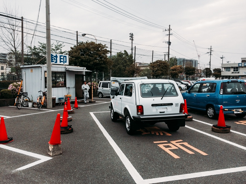 Новая Нива на парковке в Японии ваз, нива, япония