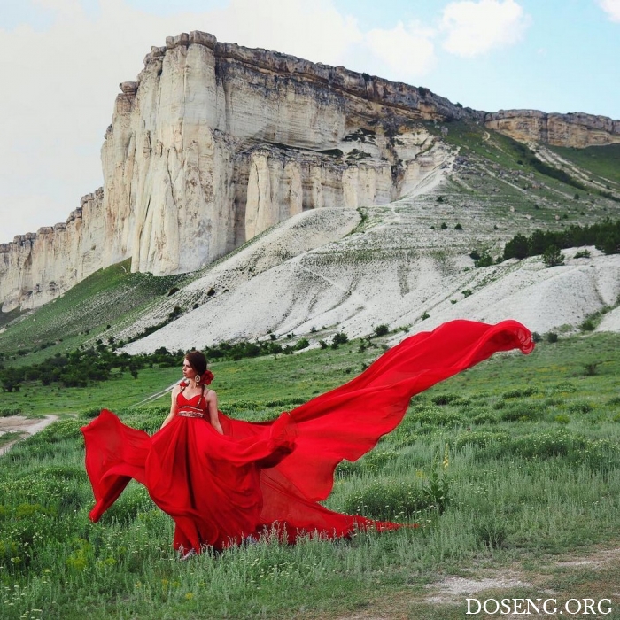 Фотопроект #MyDressStories: девушка в красивых платьях на фоне живописных мест