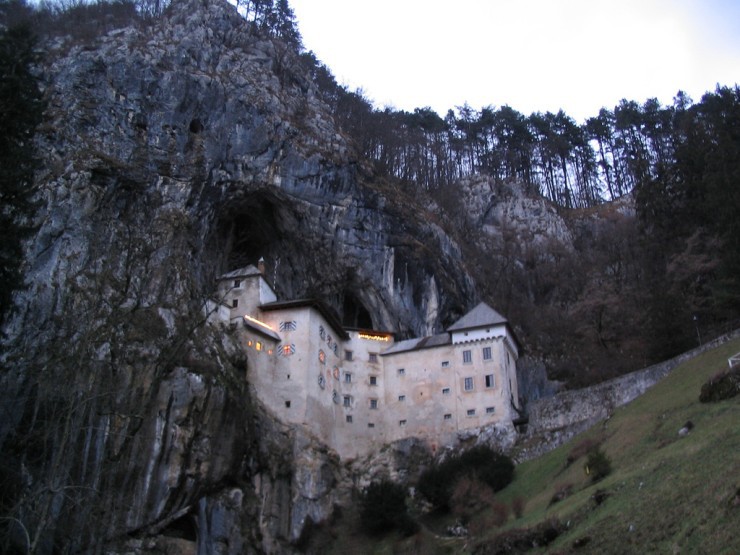 Предъямский град (замок в пещере)  замок, интересно, история, люди, пещера