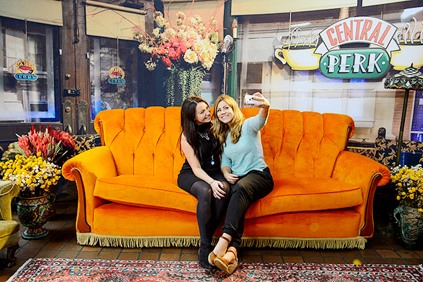 Гости открытия фестиваля Friends Fest на знаменитом оранжевом диване из кофейни Central Perk