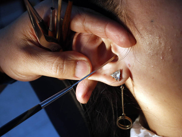 В Китае нашли способ выявлять Паркинсона по анализу ушной серы