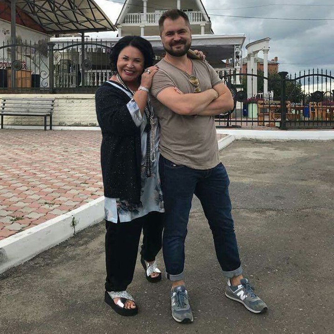 Почему так похожи внешне Евгений Гор и Надежда Бабкина (муж и жена) ? Почему так похожи внешне Евгений Гор и Надежда Бабкина (муж и жена) ?
