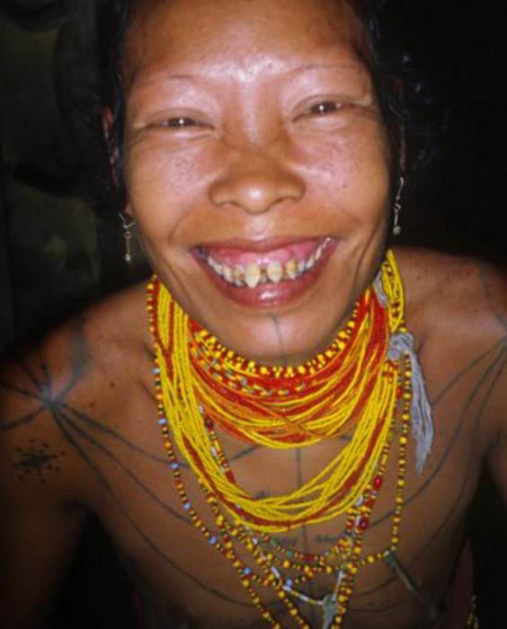 Первобытные стоматологи: "акулья пасть" у женщин племени ментаваи