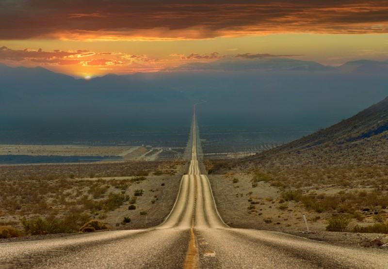Дорога через долину смерти, Калифорния. Более 200 километров по прямой.