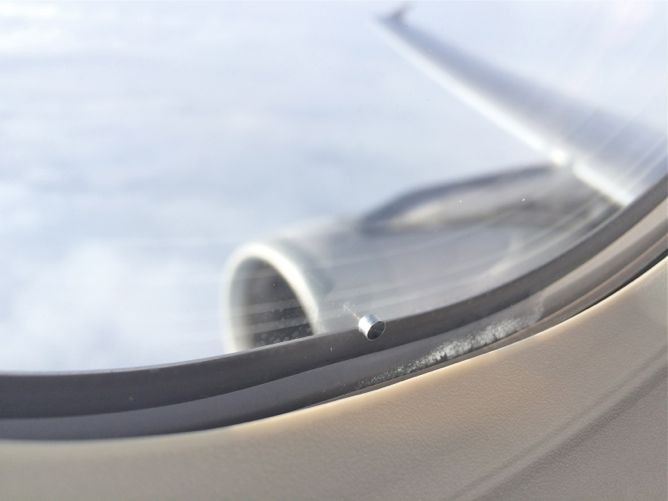 Для чего в самолете нужна эта маленькая дырочка в иллюминаторе? самолет, удивительно
