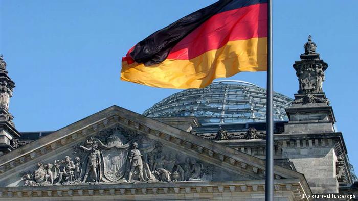 Флаг Германии над куполом Рейхстага