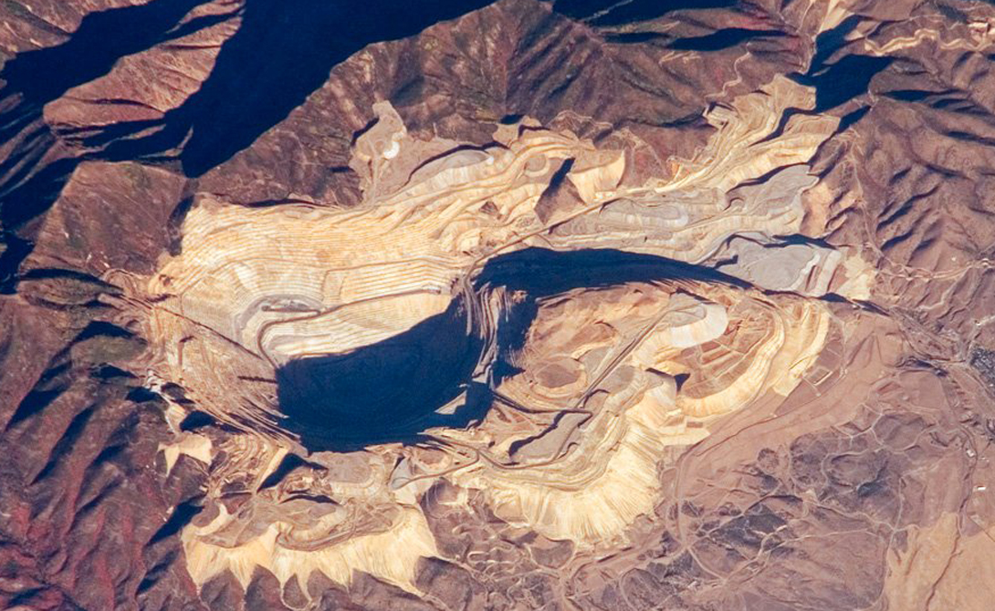 Медный рудник Кеннекотт
Медный рудник Кеннекотт, расположенный к юго-западу от Солт-Лейк-Сити, штат Юта, является одним из крупнейших карьеров в мире. Его длина превышает четыре километра, а глубина достигает двух. И рудник функционирует до сих пор — разработки были начаты в конце 19 века.