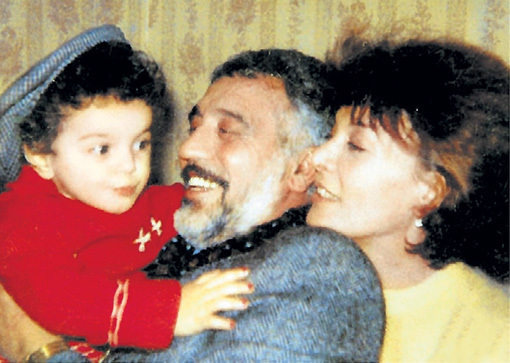 Маленькая Лаура с любимыми дедушкой и бабушкой. Фото из личного архива Лауры КЕОСАЯН