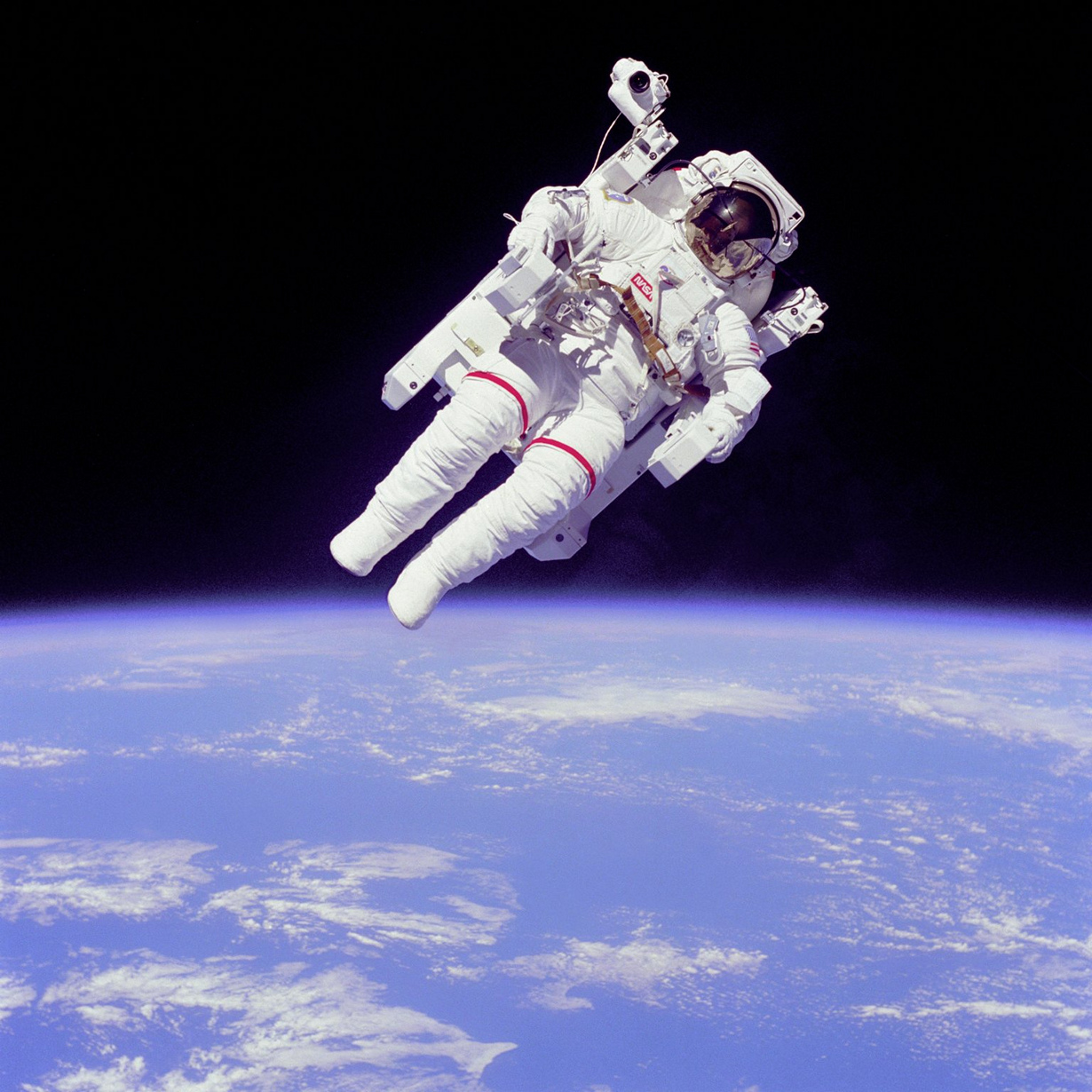 Астронавт НАСА Брюс Маккэндлесс II совершает выход в открытый космос с использованием установки для перемещения и маневрирования. Система УПМК даёт возможность космонавту перемещаться в невесомости вне космического корабля. (NASA on The Commons)