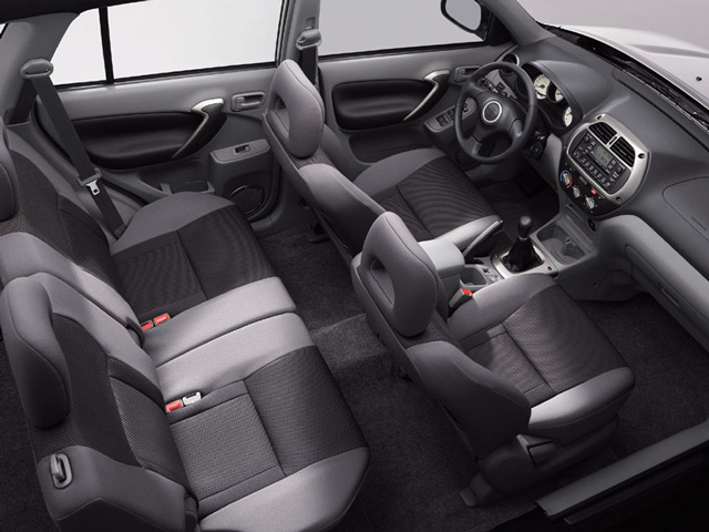 В салоне автомобиля Тойота Рав4 вас ожидают комфортные сиденья и детали округлой формы