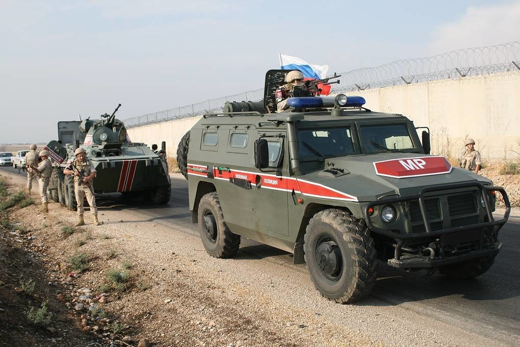 Колонну российских военных попыталась задержать армия США в Сирии. Патруль РФ "прорвался" через оцепление