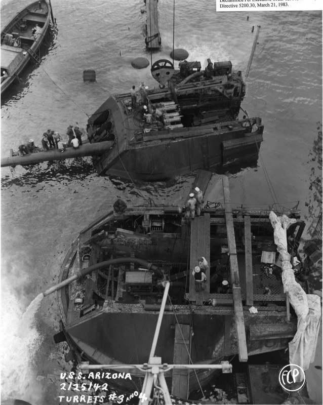 Линкор «Аризона» на дне гавани Пёрл-Харбор, 1942 г. Линкор «Аризона» на дне гавани Пёрл-Харбор, 1942 г. Великая отечественая война, архивные фотографии, вторая мировая война