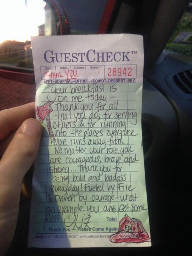 Эти парни попросили счет, но вместо него официантка принесла записку доброта, поступок