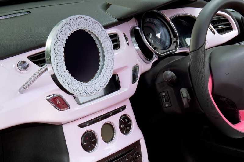 Если в автомобиле нет красивенького зеркала с рюшечками, такое авто не может считаться женским. девушки, женские авто, прикол, юмор