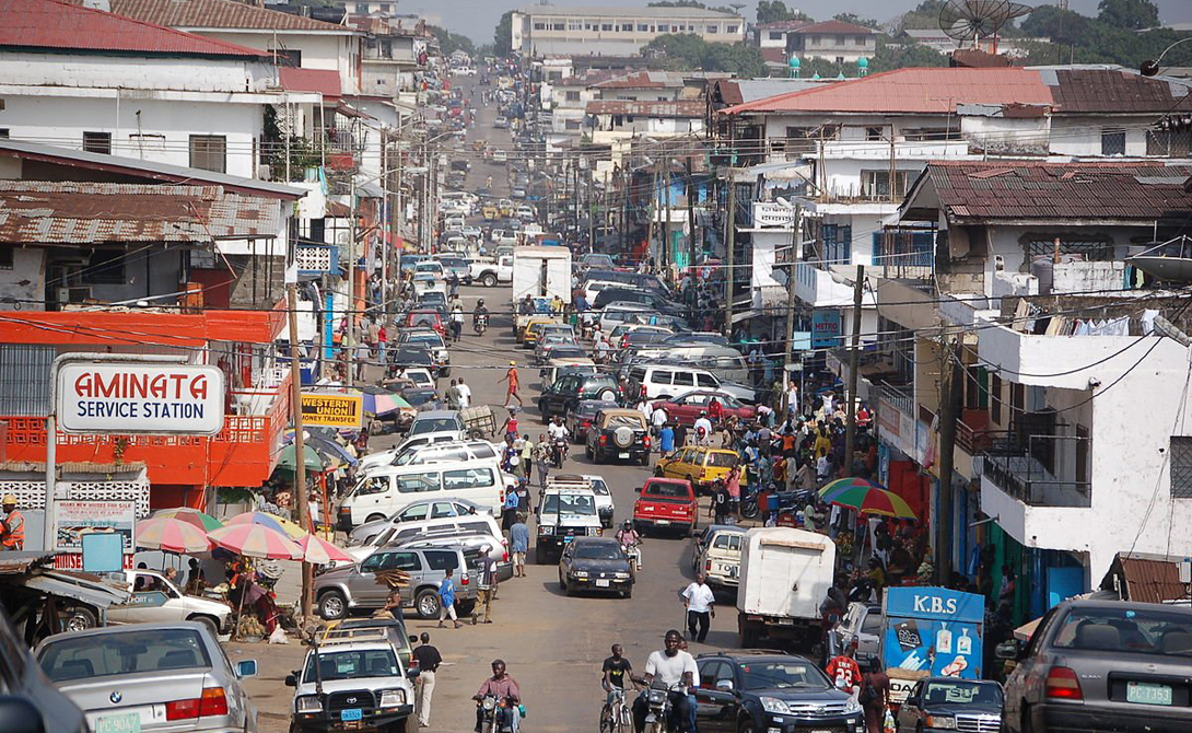 Либерия
ВВП на душу населения: 300$
И вот — самая бедная страна мира. Десятки тысяч людей гибнут здесь ежегодно, от обычного недоедания. Финансовые ресурсы и количество продовольствия настолько низки, что эксперты прочат скорый коллапс всей страны.