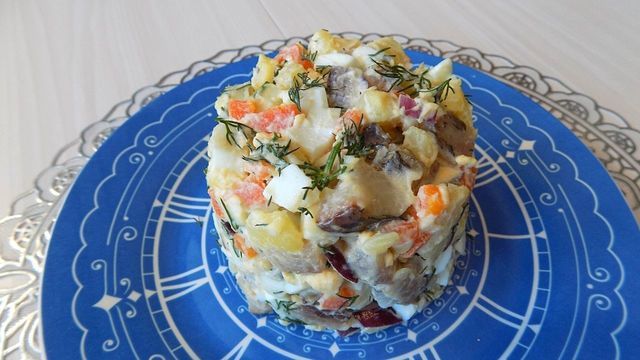 Фото к рецепту: Салат из селедки с картофелем и яйцами