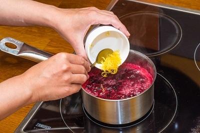 Телячьи отбивные под смородиновым соусом