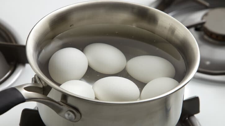 Чтобы яйца не трескались во время варки, добавьте в воду две столовые ложки уксуса