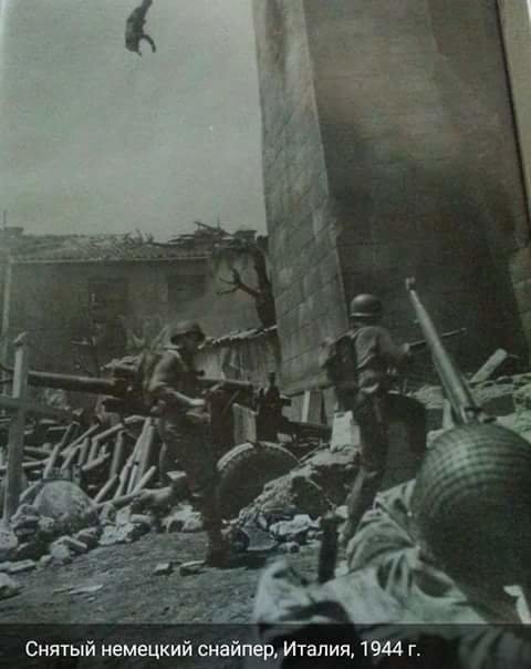 Падение убитого немецкого снайпера. Италия, 1944 г. Падение убитого немецкого снайпера. Италия, 1944 г. Великая отечественая война, архивные фотографии, вторая мировая война