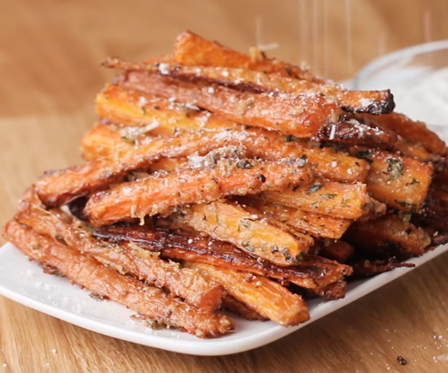 Эта морковь с пармезаном вкуснее любого фастфуда Эта морковь с пармезаном вкуснее любого фастфуда