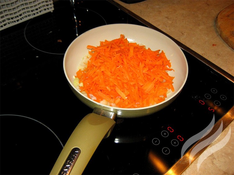  8. Потереть морковь, обжарить с луком на растительном масле.