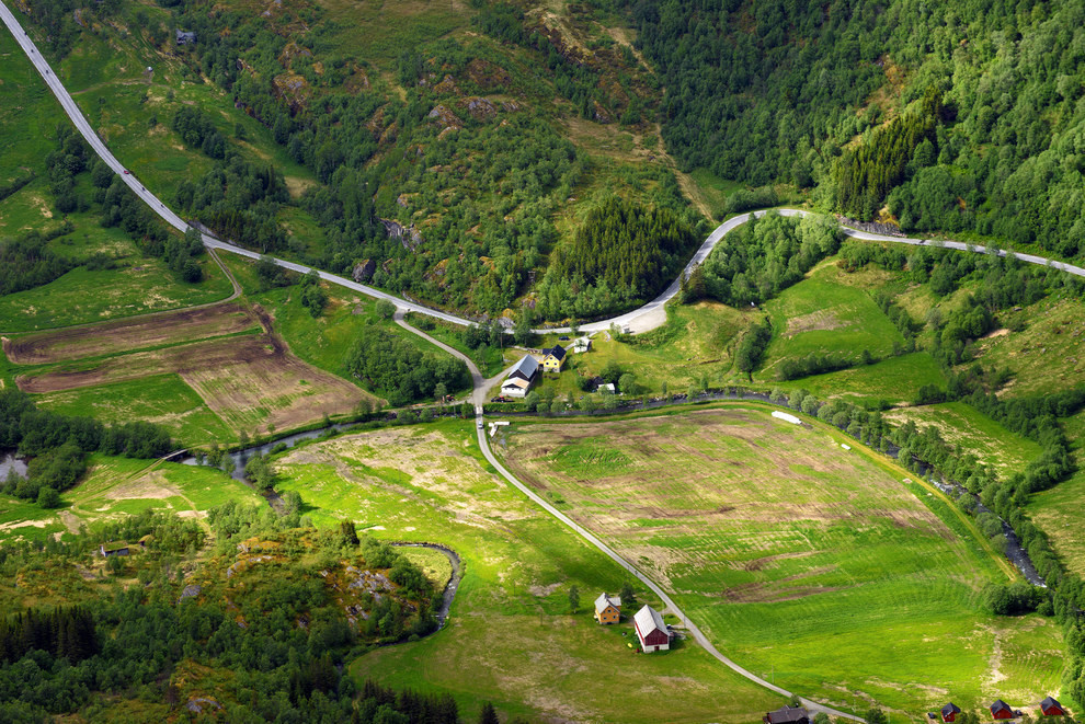 5. Гейрангер, дорога через деревню горы, норвегия, пейзажи