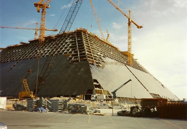 17. Отель-казино Луксор, Лас-Вегас, США, 1993 год 17. Отель-казино Луксор, Лас-Вегас, США, 1993 год достопримечательности, здания, старые фото, строительство