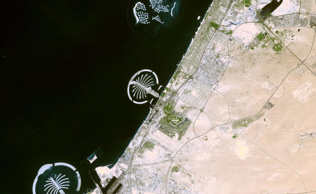 Пальмовые острова в Дубае
Набор антропогенных островов расположен неподалеку от побережья Дубая. Несколько лет подряд рабочие без устали выбирали песок со дна Персидского залива, а затем распыляли его так, чтобы он принял нужную форму.