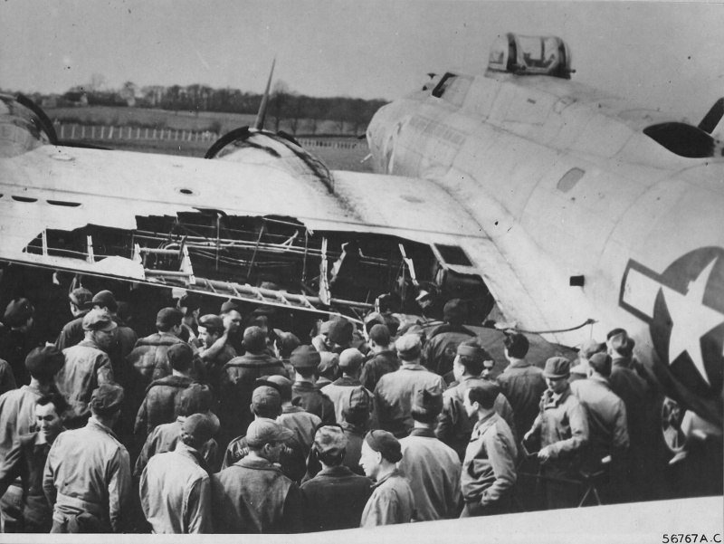 Американский бомбардировщик Boeing B-17G, получивший повреждения в ходе налёта на Берлин. 18 марта 1945 г. Американский бомбардировщик Boeing B-17G, получивший повреждения в ходе налёта на Берлин. 18 марта 1945 г. Великая отечественая война, архивные фотографии, вторая мировая война