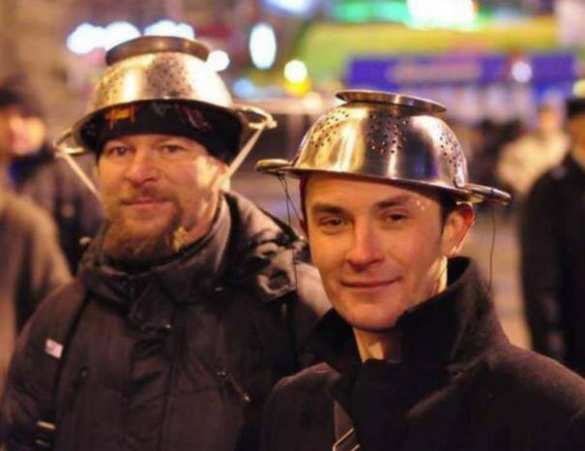 Кастрюли на голову - мозги в мусорное ведро. Два года знаковому перформансу Кастрюли на голову - мозги в мусорное ведро. Два года знаковому перформансу