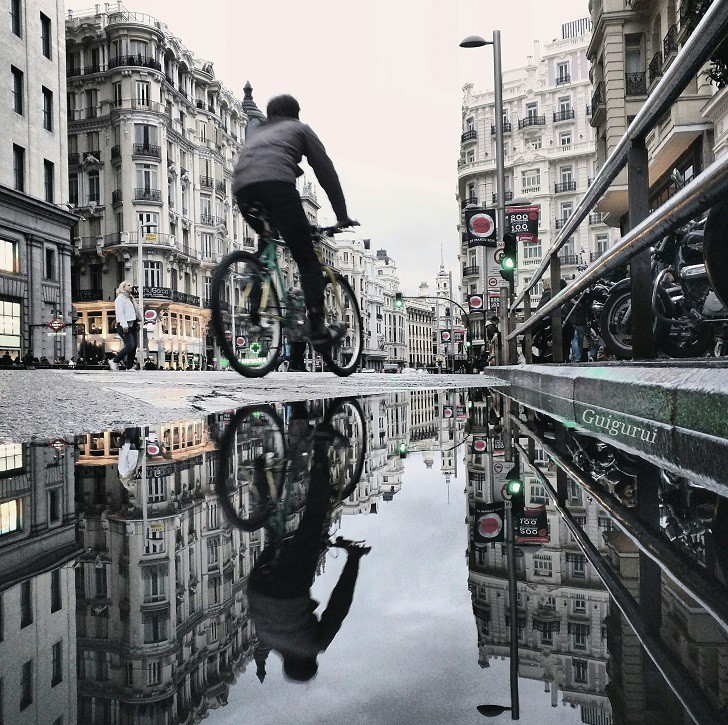 2. Велосипедист в Мадриде лужа, отражение, фото