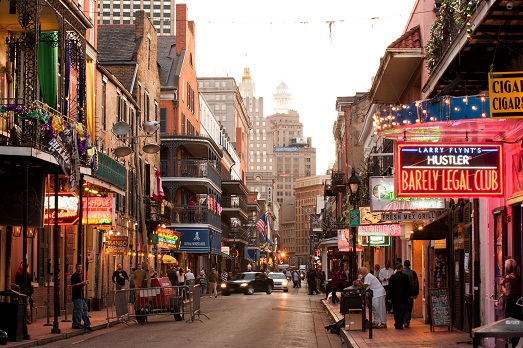На изображении самая популярная улица нового Орлеана, Бурбон-стрит